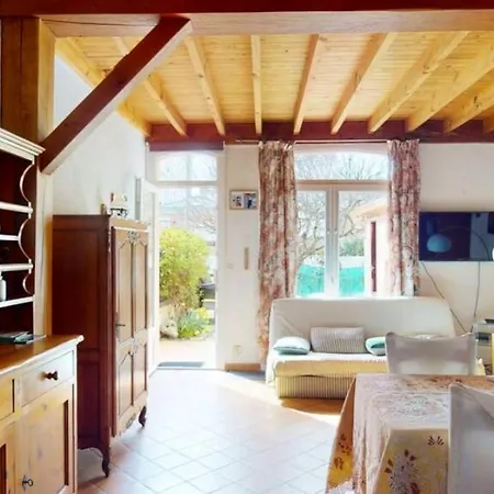 Holiday home Maison De 2 Chambres A Paris A 150 M De La Avec Jardin Clos *